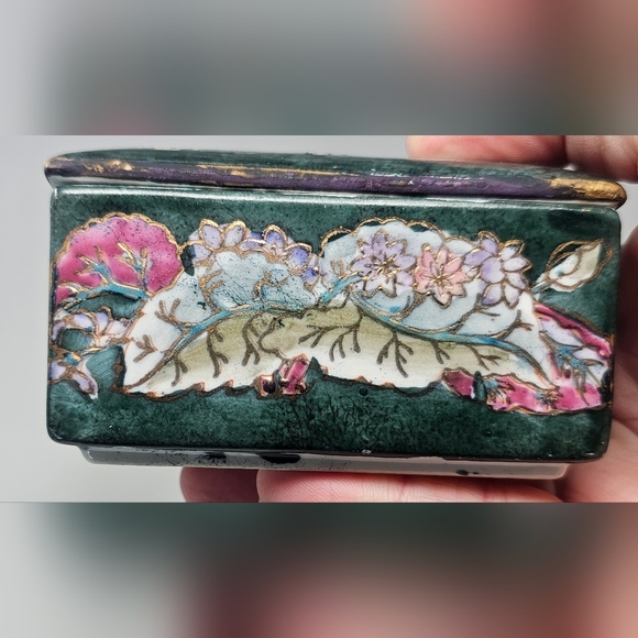 Vintage Porcelain Hand Painted Gold Trim Green Chinese Decorative Trinket Box - Picture 6 of 12